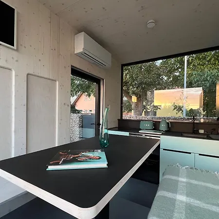 Casa vacanze Stylish Tiny House In An Urban Oasis