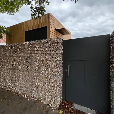 Dom wakacyjny Stylish Tiny House In An Urban Oasis *