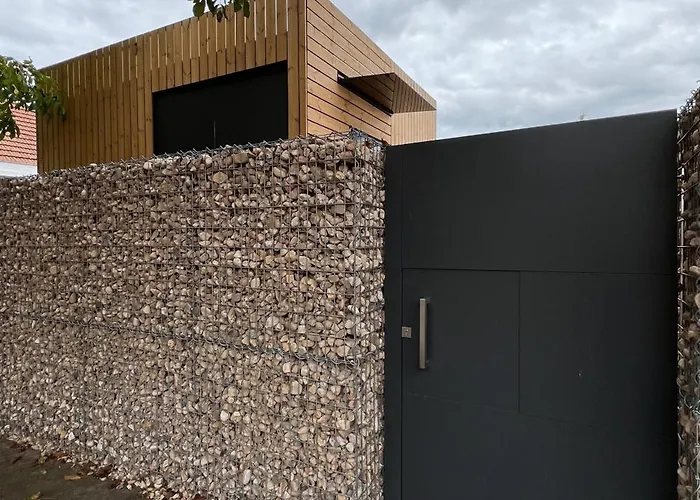 Dom wakacyjny Stylish Tiny House In An Urban Oasis *